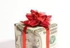 كيفية التبرع بالمال لعيد ميلاد المرأة بطريقة أصلية