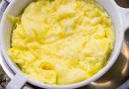وصفة البيض مع الجبن.  أطباق مصنوعة من الجبن والبيض.  قواعد التغذية السليمة من أولغا ديكر