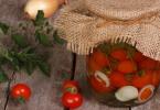 الكرز لفصل الشتاء: طماطم كرزية مخللة في عصيرها وفي مرطبانات