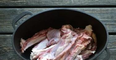 Dusené jahňacie s baklažánom - recept krok za krokom s fotografiami prípravy jedla Jahňacie mäso so zemiakmi a baklažánom v rúre