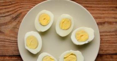Vajíčka plnené pečeňou s mrkvou a cibuľou Postup prípravy je nasledovný
